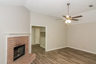 1124 Dove Hollow Cir E in Memphis, TN - Building Photo - Building Photo