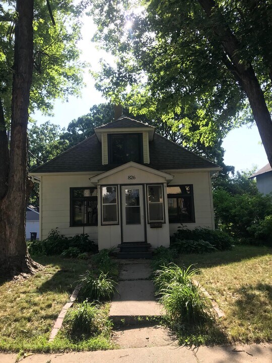 826 Clayland St in St. Paul, MN - Foto de edificio