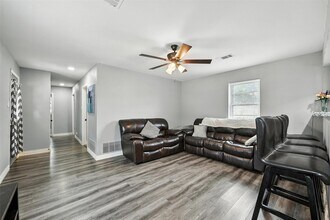 2020 Audra Ln, Unit 2-M in Denton, TX - Building Photo - Building Photo