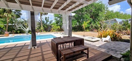 2115 Alvarado Ln in Sarasota, FL - Building Photo - Building Photo