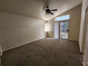 5205 Lodestar Way in Elk Grove, CA - Building Photo - Building Photo