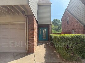 9121 E 69th Pl in Tulsa, OK - Building Photo