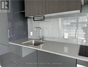 161-3161 Roehampton Ave in Toronto, ON - Building Photo - Building Photo