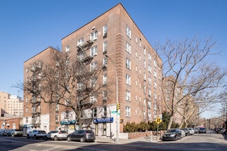 81-11 Pettit Ave in Elmhurst, NY - Building Photo - Primary Photo