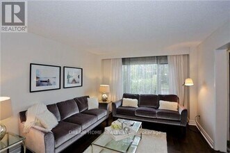 2425 Carlanne Pl in Mississauga, ON - Building Photo - Building Photo