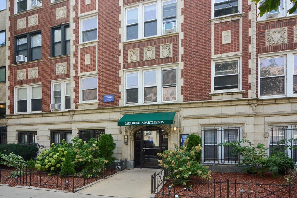 523 W Melrose St, Unit A02C in Chicago, IL - Building Photo