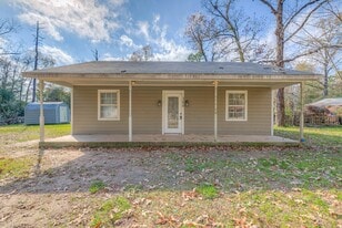 380 Martha Ann Trail in Livingston, TX - Building Photo