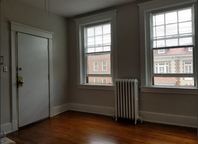 2711 Hanover Ave in Richmond, VA - Building Photo - Building Photo