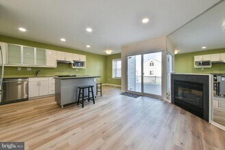 702 Spice Bush in Ambler, PA - Foto de edificio - Building Photo