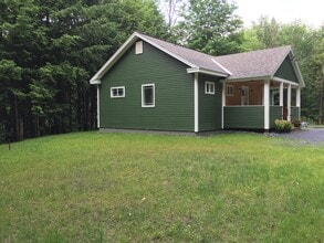 3819 VT-44 in Windsor, VT - Foto de edificio - Building Photo