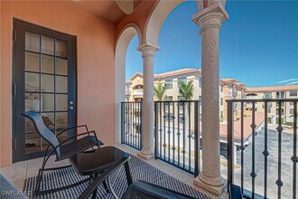 8010 Via Sardinia St in Estero, FL - Foto de edificio - Building Photo