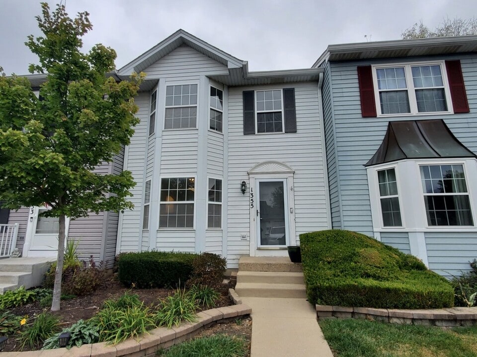 1355 Dunham Ct in Geneva, IL - Building Photo