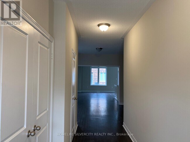 142 Finegan Cir in Brampton, ON - Building Photo - Building Photo