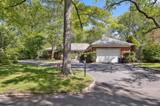 28 Paddington Rd in Scarsdale, NY - Building Photo - Building Photo