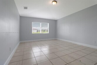 2401 Xelda Ave N in Lehigh Acres, FL - Foto de edificio - Building Photo