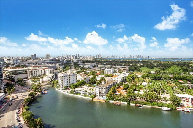2555 Collins Ave in Miami Beach, FL - Building Photo - Building Photo