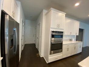 3105 Aviator Ave in Marlboro, NJ - Foto de edificio - Building Photo