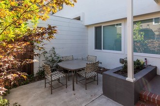 743 Roble Ave in Menlo Park, CA - Foto de edificio - Building Photo