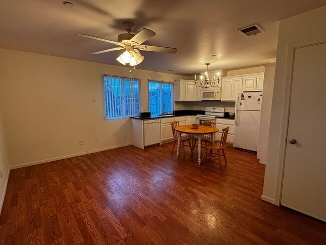 3190 Claremore Ave in Long Beach, CA - Building Photo - Building Photo