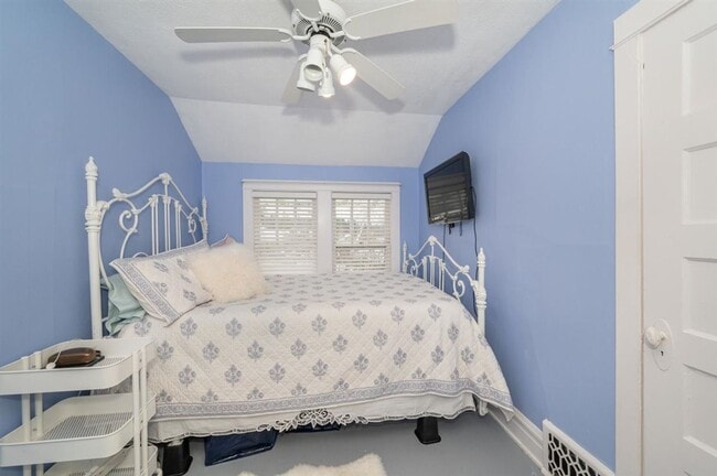 property at 920 N 13th Ave E