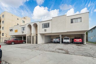 Vanowen Apartments Iii in Van Nuys, CA - Building Photo - Building Photo