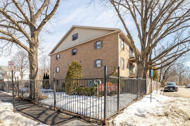 80 Stanton St, Unit 32 in Worcester, MA - Foto de edificio - Building Photo