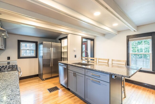 21 Union St, Unit Unit B in Portsmouth, NH - Building Photo - Building Photo