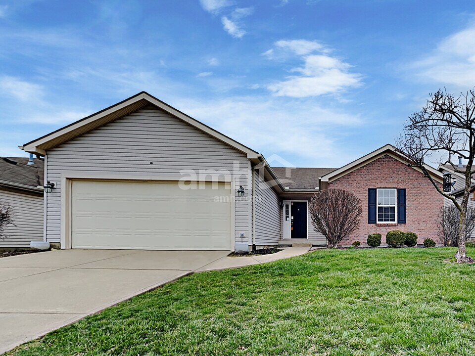 9235 Sawgrass Dr in Miamisburg, OH - Building Photo