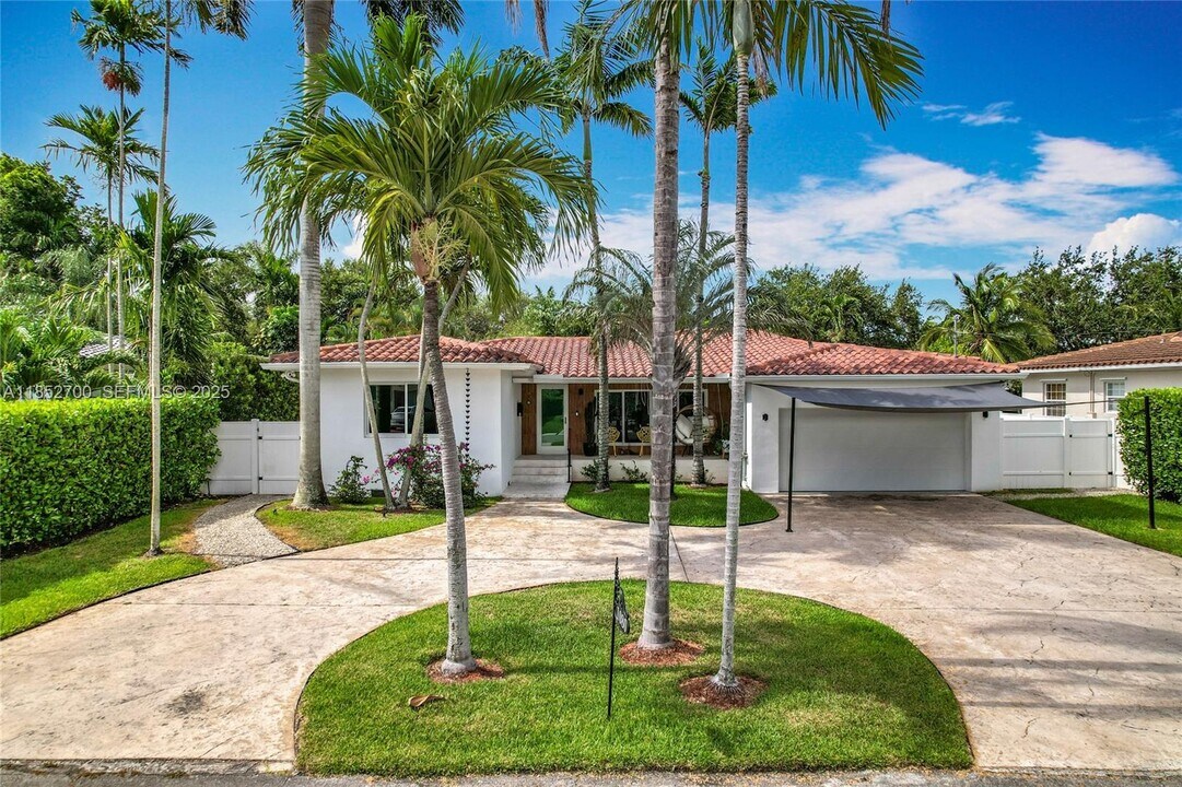 1080 NE 104th St in Miami Shores, FL - Foto de edificio