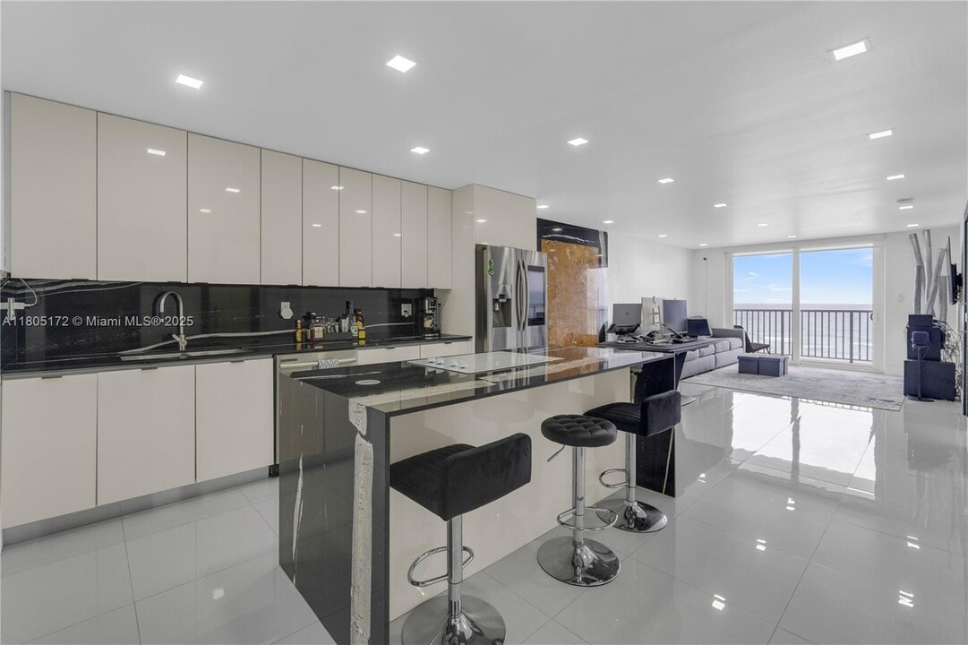 400 N Surf Rd in Hollywood, FL - Building Photo