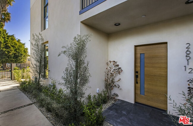 2651 Vineyard Ave in Los Angeles, CA - Foto de edificio - Building Photo
