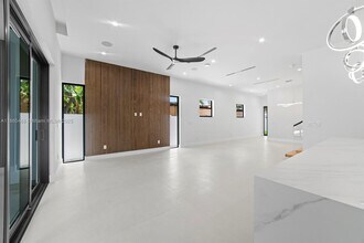 1320 NE 16th Ave in Fort Lauderdale, FL - Foto de edificio - Building Photo