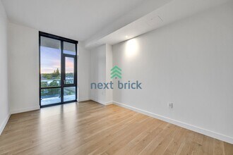 889 Ave Sq NE in Bellevue, WA - Building Photo - Building Photo