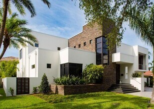 356 Bayview Dr NE in St. Petersburg, FL - Building Photo - Building Photo