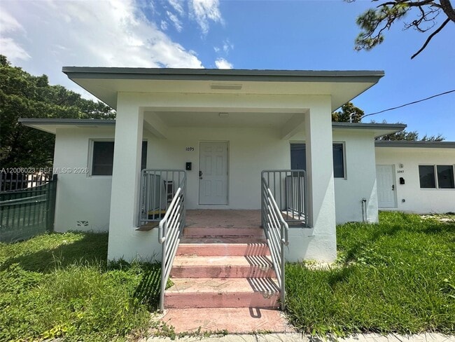 1095 NE 149th St in Miami, FL - Building Photo - Building Photo