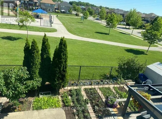8 Charity Ct in Hamilton, ON - Building Photo - Building Photo