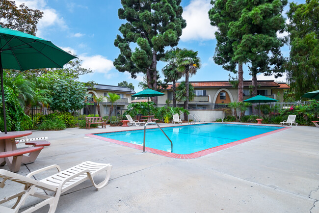 Casitas Casa Real Apartments in Oxnard, CA - Foto de edificio - Building Photo