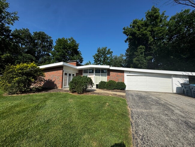 property at 19 Stoneyside Ln