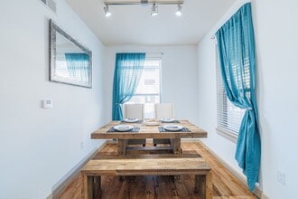 1562 N Westgreen Blvd in Katy, TX - Foto de edificio - Building Photo