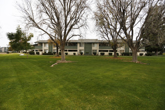 Parkwood Apartments in Bakersfield, CA - Building Photo - Building Photo