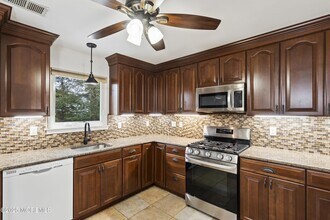 122 Moses Milch Dr in Howell, NJ - Building Photo - Building Photo