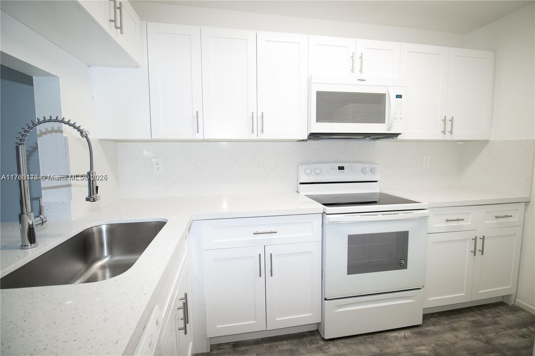 515 NW 100th Pl in Pembroke Pines, FL - Building Photo