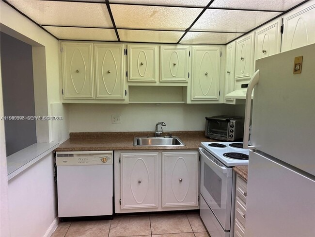 253 S Cypress Rd in Pompano Beach, FL - Building Photo - Building Photo