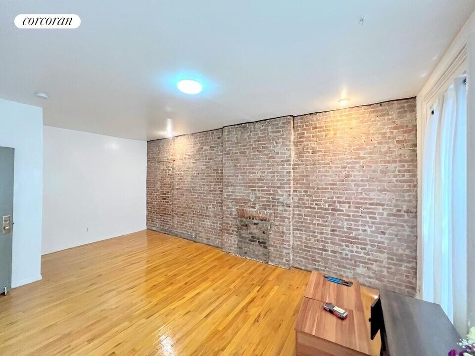 650 10th Ave in New York, NY - Building Photo