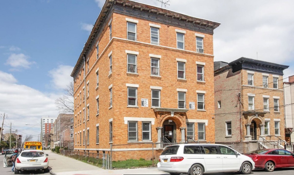 19 E 4th St in Mount Vernon, NY - Building Photo