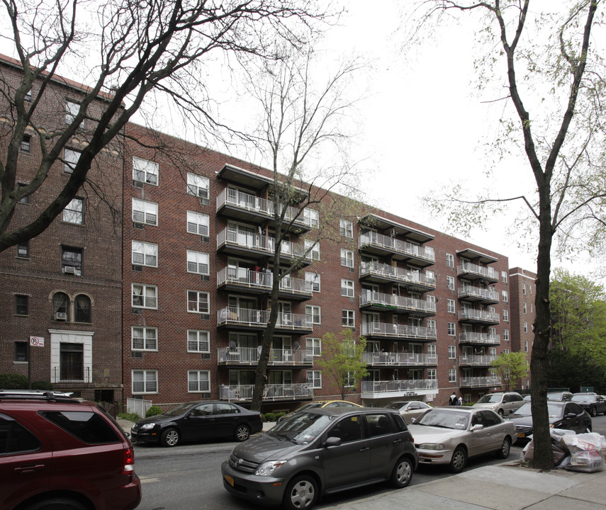 Cara Terrace in Kew Gardens, NY - Building Photo