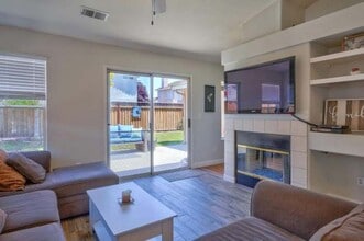 9270 Loganberry Dr in Gilroy, CA - Building Photo - Building Photo