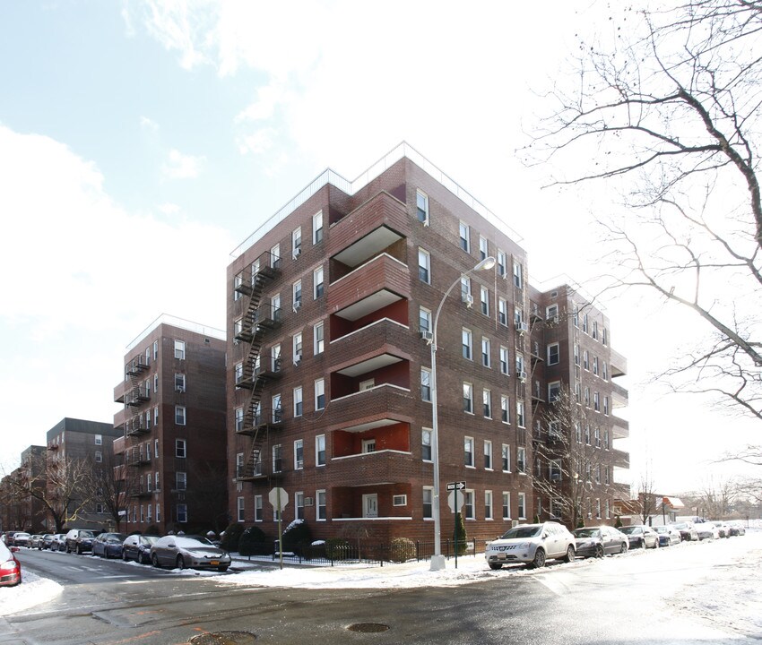65-36 Wetherole St in Rego Park, NY - Foto de edificio