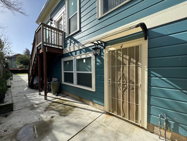 1551 Santa Clara Ave, Unit 4 in Alameda, CA - Foto de edificio - Building Photo
