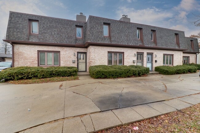 321 S Towanda Ave in Normal, IL - Foto de edificio - Building Photo